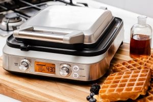 High-quality combination waffle-maker and sandwich press