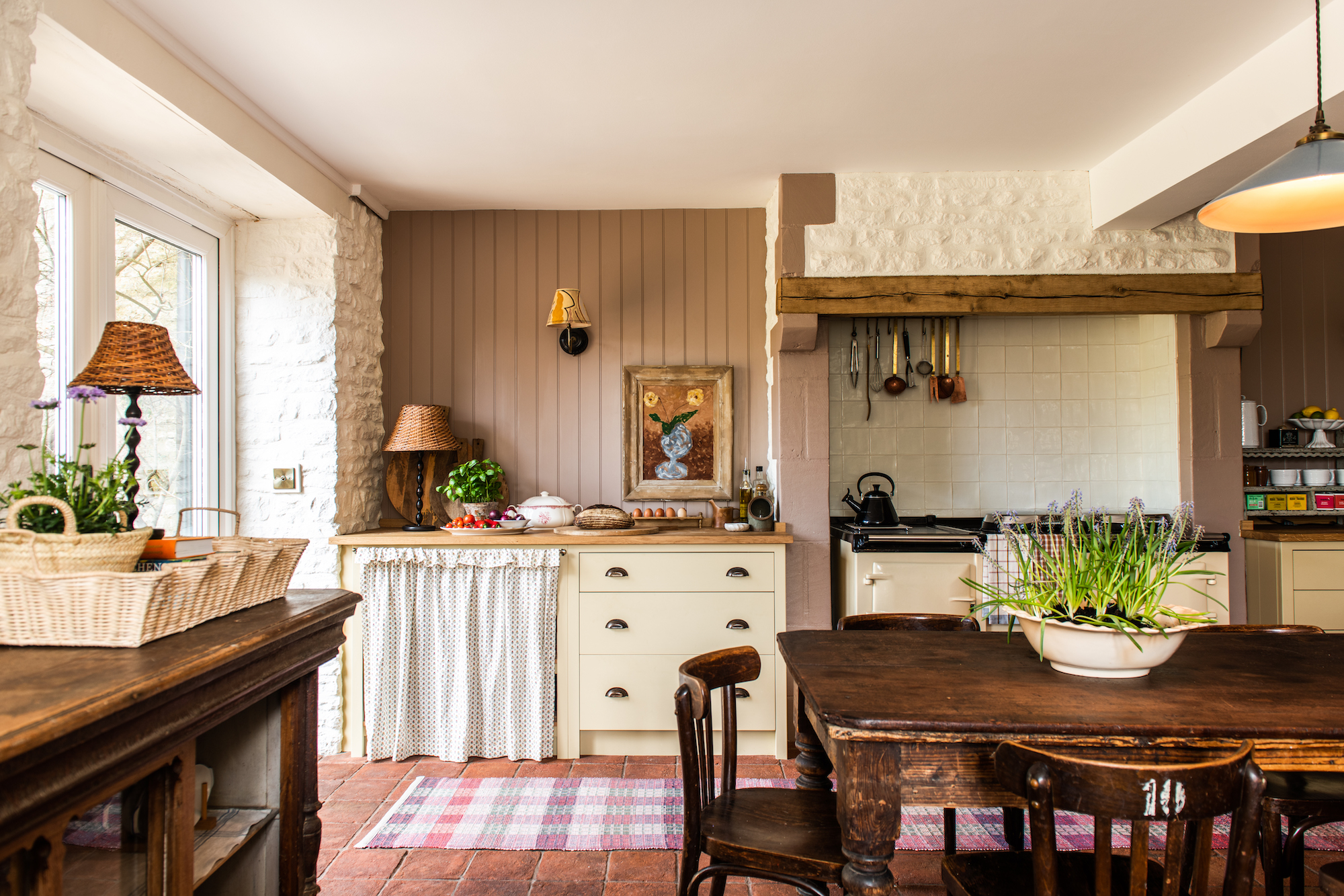 The Heart of the Home: Warm and Inviting Traditional Kitchens