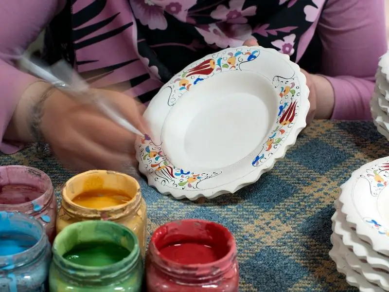 Painting Plates with the Colors of Trendy Tastes